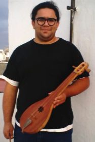 Juan Jes&uacute;s con el rabel de su construcci&oacute;n